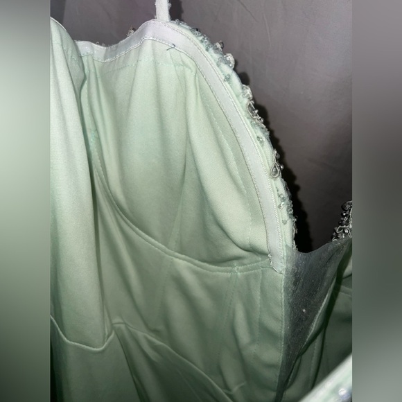 Mac Duggal A20242 NWOT EMBELLISHED SLEEVELESS PLUNGE NECK TRUMPET GOWN - Picture 7 of 7